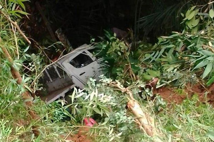 Mitsubishi Strada Triton tercemplung sungai sedalam 18 meter di Pacitan, Jawa Timur, tiga penumpang tewas di kabin