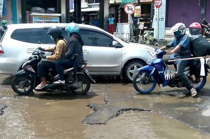 Kondisi jalan berlubang dipenuhi genangan air di Kecamatan Kaliwungu Kendal, Rabu (20/1/2021). 