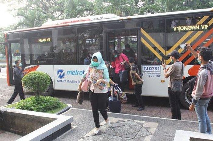 (Ilustrasi) Viral sebuah video di media sosial, menggambarkan seorang penumpang bus Transjakarta mencuri satu botol hand sanitizer. Di mana hand sanitizer itu disediakan pihak Transjakarta di setiap busnya untuk digunakan penumpang, demi mencegah penyebaran virus corona. 