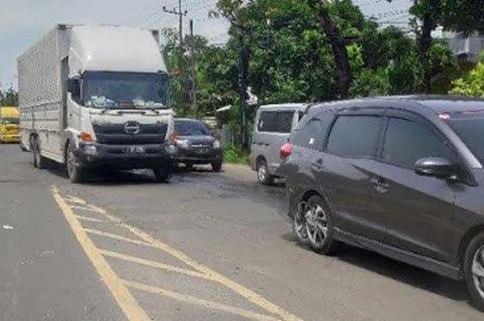 Kemacetan panjang terjadi di Jalan Raya Tuban-Widang, tepatnya di Desa Gesing, Kecamatan Semanding, Jawa Timur, pada Kamis (21/01/2021).