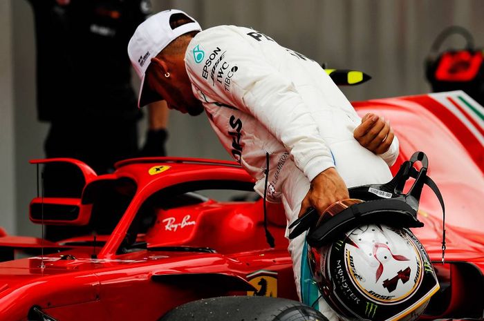 Belum perpanjang kontrak di Mercedes, Lewis Hamilton malah ditawari kendarai mobil F1 Ferrari