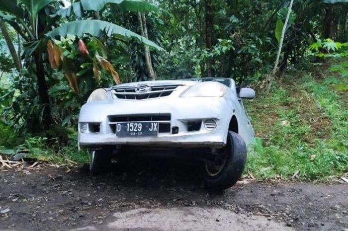 Daihatsu Xenia meluncur mundur tak kuat menanjak imbas jalan rusak di Cilangsari-Cisokan, desa Cilangsari, Gunung Halu, kabupaten Bandung Barat