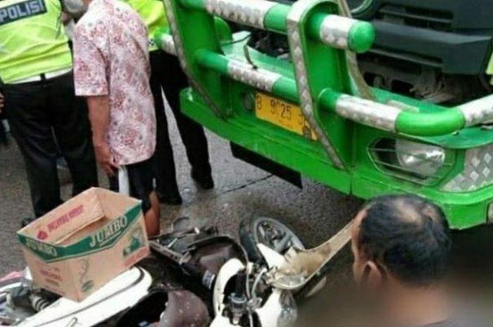 Honda Scoopy terseret truk tronton usai bikin warung nasi uduk kocar-kacir di jalan raya Cisauk, kabupaten Tangerang