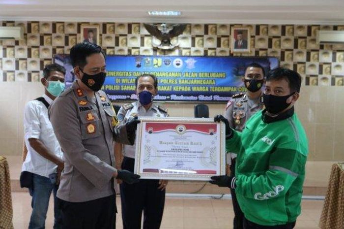 Polres Banjarnegara memberikan penghargaan kepada pengendara ojol yang memberikan informasi terkait jalan rusak, Jumat (22/1/2021).