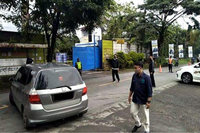 sejumlah kendaraan pilih putar balik saat di pos Operasi Yustisi PPKM Jawa Bali.