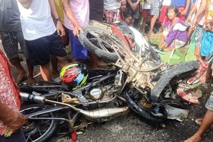 Kawasaki Ninja 150R dan Honda Blade hancur saling tindih usai adu kambing di desa Siniyung, Dumoga, Bolaang Mongondow, Sulawesi Utara