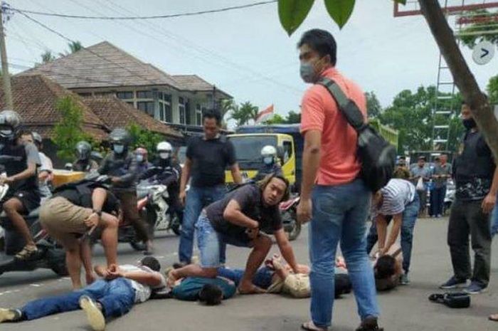 Bak Adegan Film, Polisi Sergap Perampok di Tengah Jalan, Rampok di Semarang Ditangkap di Ciamis  