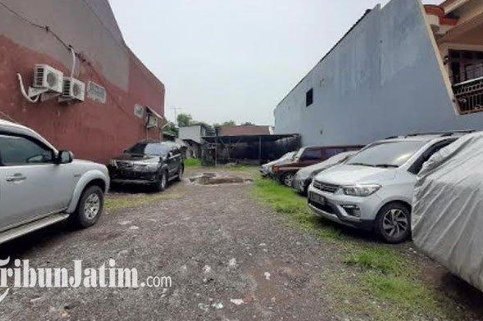 Lahan kosong tempat parkir mobil Avanza merah metalik yang dikabarkan hilang oleh pemiliknya. 