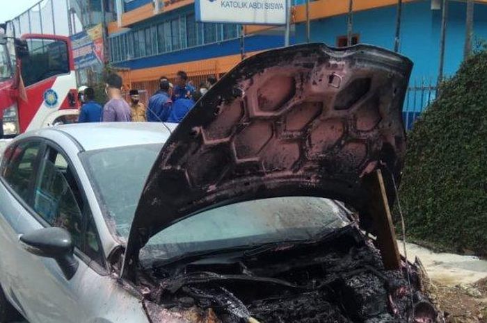 Bagian kap mesin Ford Fiesta yang hangus dilumat api