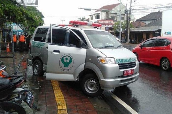 Suzuki APV ambulans babak belur setelah beradu lawan Suzuki X-Over
