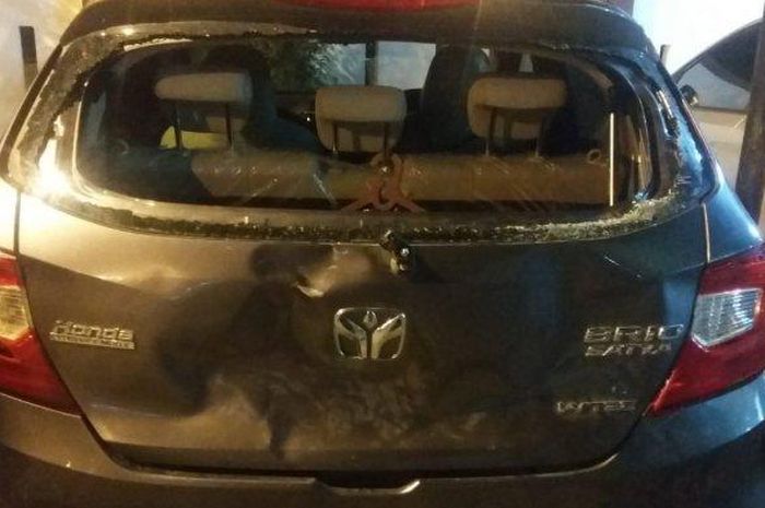 Honda Brio babak belur diamuk massa gara-gara provokasi tukang parkir