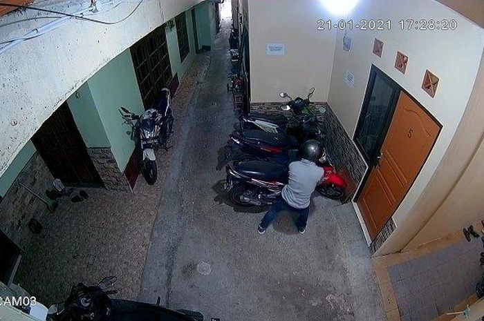 Pelaku curanmor terekam CCTV di Jalan Otista Tiga Dalam, Jatinegara, Jakarta Timur 