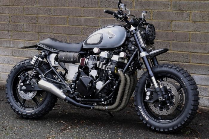 Honda CB750 tracker post-apocalyptic