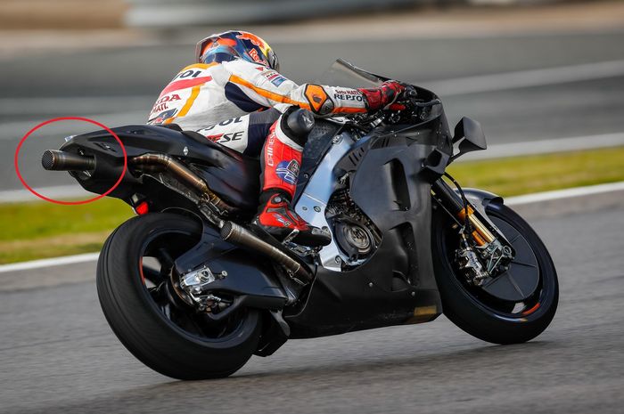 Hanya knalpot yang terlihat berbeda pada Honda RC213V yang dites Stefan Bradl di sirkuit Jerez, Spanyol 