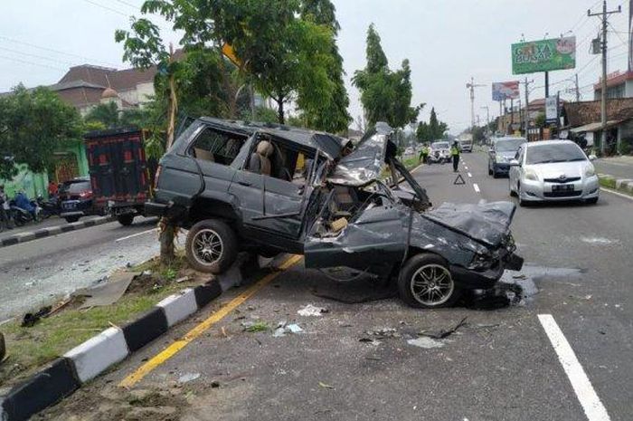 Toyota Kijang Super wajah amburadul setelah beradu lawan Toyota HiAce