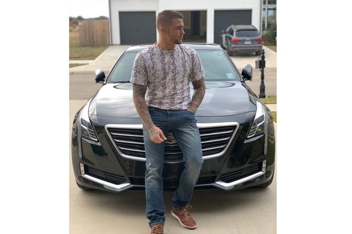Dustin Poirier berpose di depan Cadillac CT6