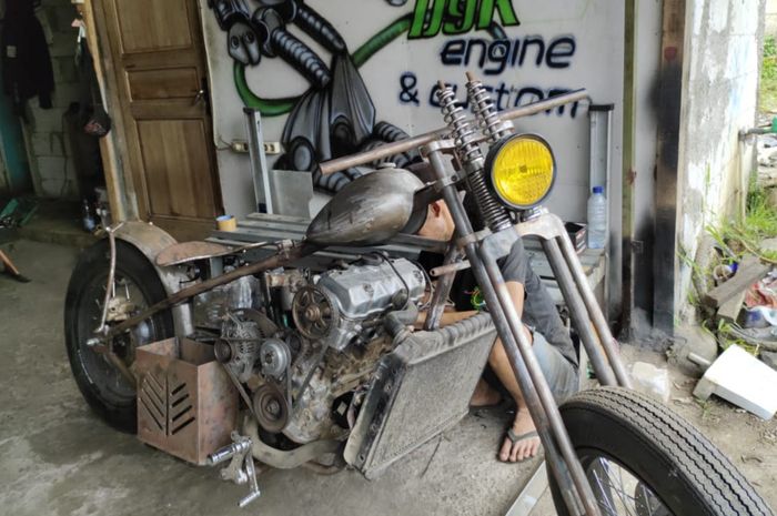 Custom Chopper menggunakan mesin Suzuki Carry 1.000 hasil karya DYK Engine