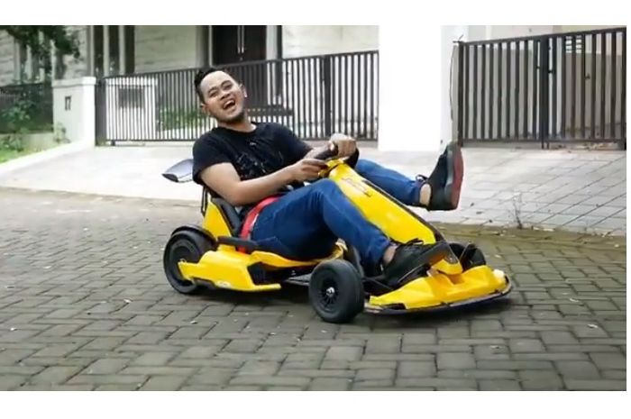 Gilang Juragan 99 bersama gokart barunya