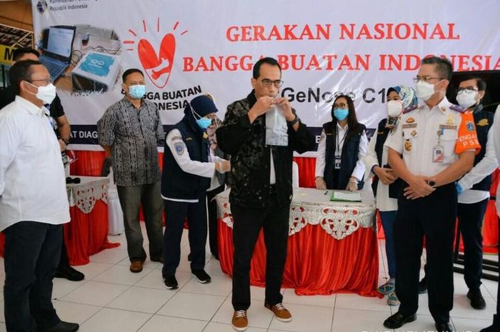 Menteri Perhubungan Budi Karya Sumadi saat meninjau langsung penggunaan alat GeNose C19 di Terminal Kampung Rambutan, Minggu (24/1/2021). (DOKUMENTASI KEMENHUB)