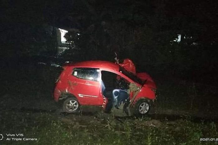 Daihatsu Ayla terpental sampai 100 meter setelah dihantam kereta api