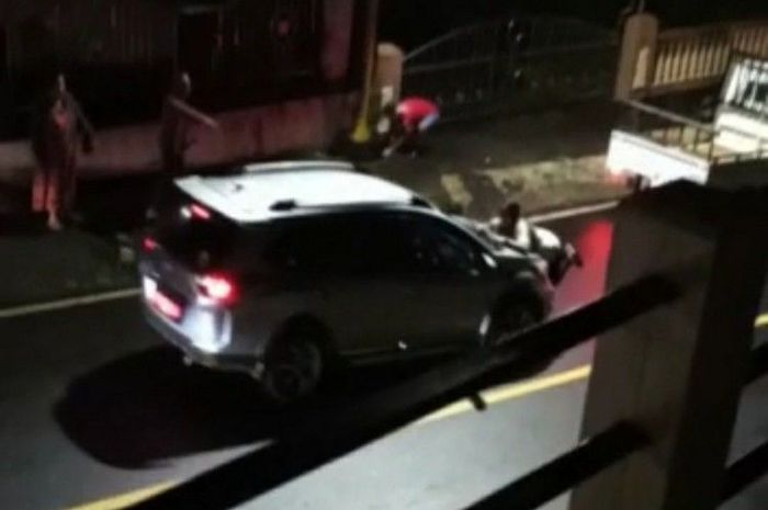 angkapan video seorang perempuan hadang hingga diseret mobil di Kota Tomohon, Sulawesi Utara.(Dok WhatsApp)
