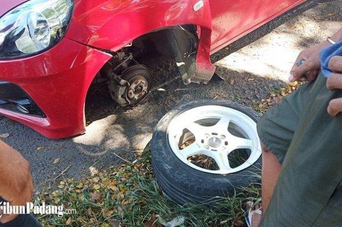 Honda Brio mengalami copot ban saat sedang dipakai buat jalan