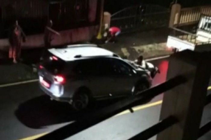 Honda BR-V dihadang dan berakhir seret wanita yang menghalangi jalan
