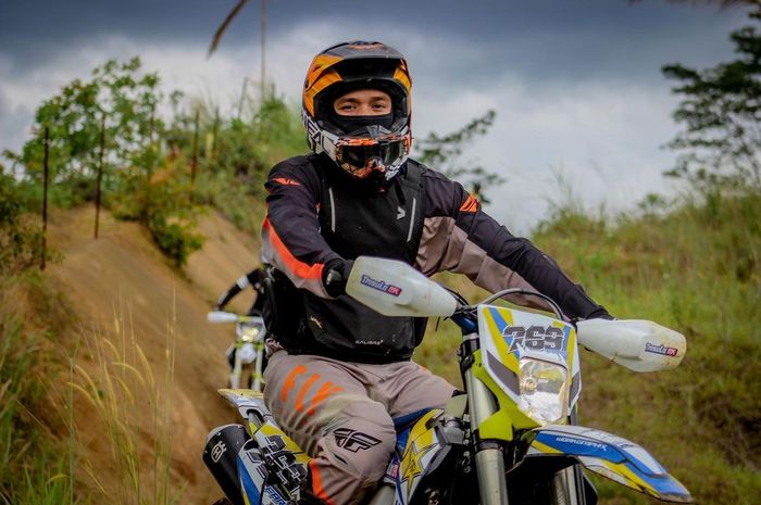 Billy Syahputra saat bermain menggunakan motor trail rakitan Husqvarna Motorcycles.