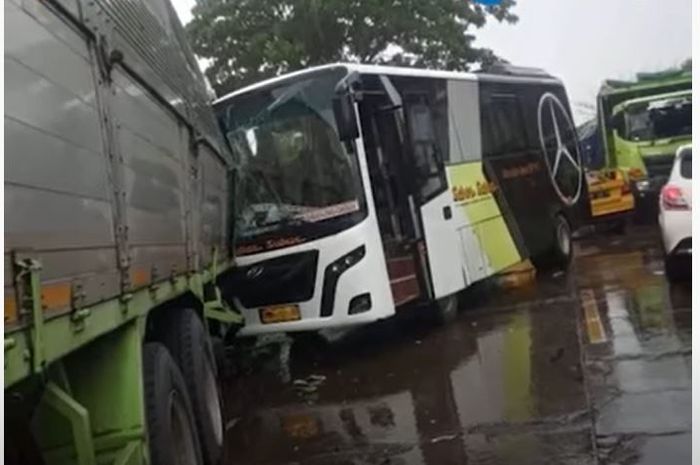 Bus PO Sabar Subu seruduk truk box di jalan raya Pati-Rembang, desa Raci, Batangan, Pati, Jawa Tengah