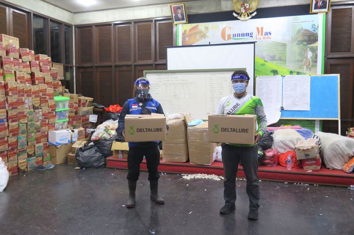 Deltalube tanggap bencana dengan sumbang donasi untuk korban banjir bandang di Bogor, Jawa Barat