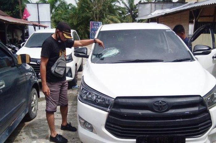 Toyota Kijang Innova pelaku percobaan perampokan toko Mas di Jl Merdeka, Tanjung Tiram, kabupaten Batu Bara, Sumatera Utara