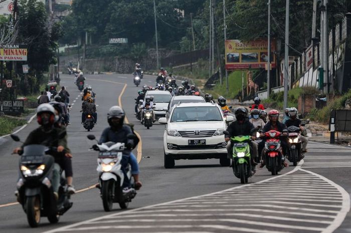 Ini alasan pengendara motor wajib menyalakan lampu depan pada siang hari.