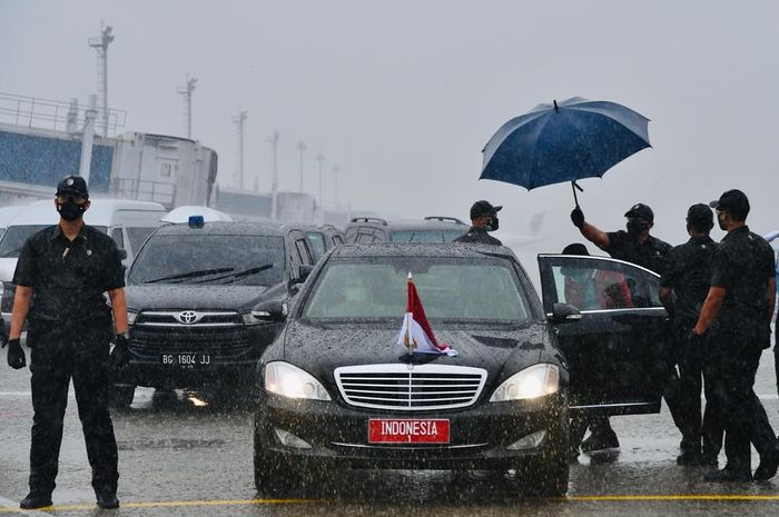 Presiden Indonesia, Joko Widodo dijemput gunakan mobil dinas Mercedes-Benz S600 Guard di Bandara Udara Sultan Mahmud Badaruddin II.
