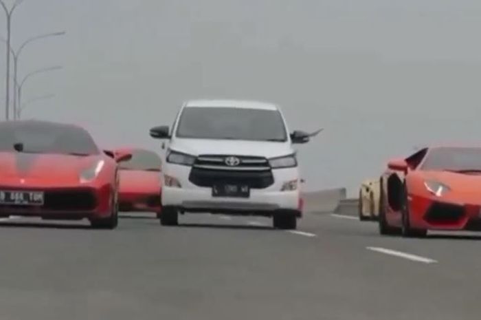 Toyota Kijang Innova nyali besar nyalip rombongan supercar