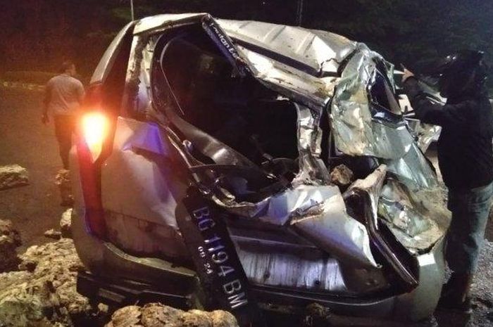 Mitsubishi Pajero Sport ringsek parah setelah terlibat kecelakaan dengan truk