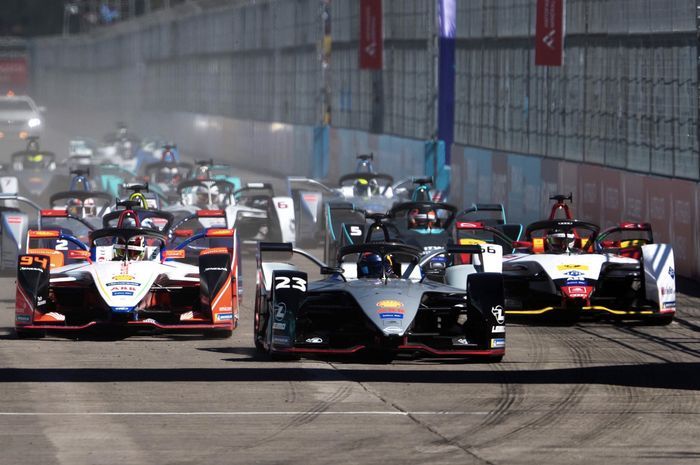 balap mobil listrik Formula E 2021 ditunda karena pandemi Covid-19.