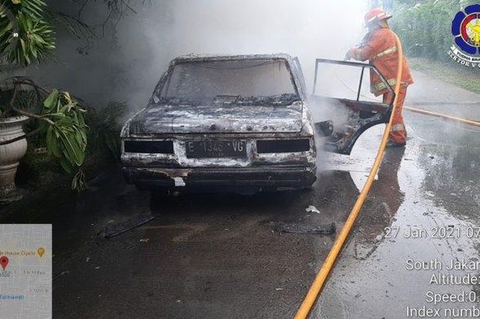 Sebuah mobil hangus terbakar di Jalan Gaharu II Kelurahan Cilandak Barat, Cilandak, Jakarta Selatan, Rabu (27/1/2021) 