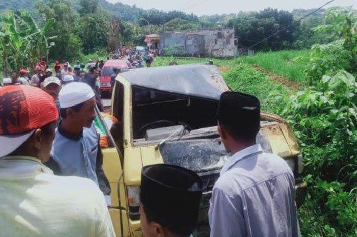 Mitsubishi L300 angkut rombongan lamaran tabrak tiang, gelimpang sawah, dua orang tewas di Pamekasan, Madura