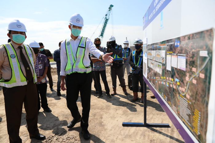 Gubernur Jawa Tengah, Ganjar Pranowo melihat pembangunan Jalan Tol Semarang-Demak.