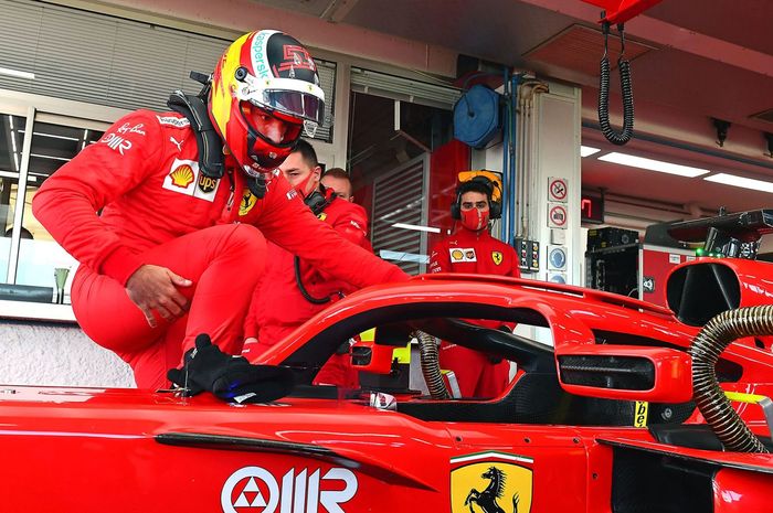 Setelah mendapat kontrak pada bulan Mei 2020 lalu, Carlos Sainz akhirnya melakukan lap pertamanya sebagai pembalap Ferrari 