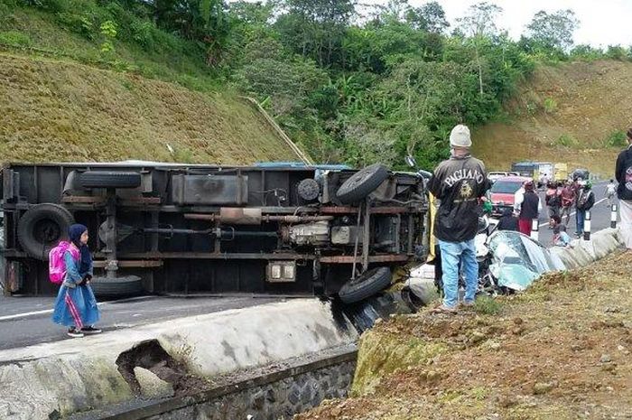 Kecelakaan antara mobil boks, Daihatsu Sigra dan Suzuki APV