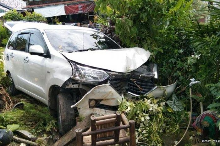 Toyota Avanza bonyok sosor halaman rumah warga di desa Pulau Pandan, Limun, Sarolangun, Jambi setelah terpelanting terjang Honda Scoopy