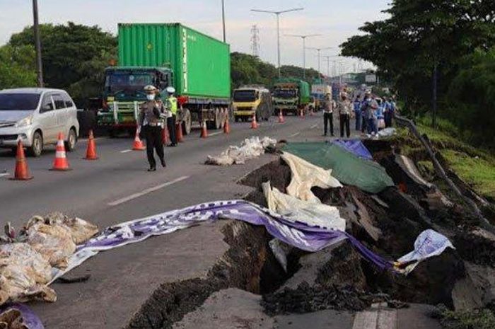 suasana jalan ambles di KM 06+200 jalur A Tol Surabaya-Gempol. 