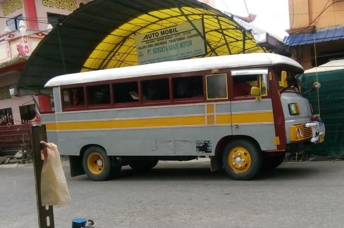 sosok bus kayu di Karimun jika dilihat dari jarak jauh.