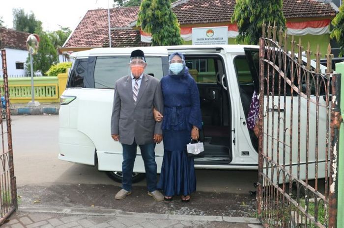 M. Kasman dan Muawanah pasangan pengantin pertama yang menaiki mobil dinas wali kota. (KOMPAS.com/A. Faisol)