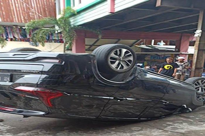 Mitsubishi Xpander terbalik di kawasan Pasar Kapuas Indah, Pontianak, Kalimantan Barat