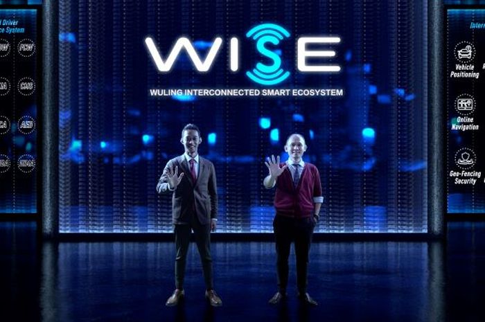 Danang Wiratmoko dan Suhendri Laiman selaku Product Planning Wuling Motors saat perkenalkan teknologi WISE