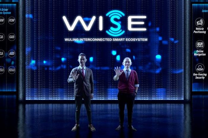 Danang Wiratmoko dan Suhendri Laiman selaku Product Planning Wuling Motors saat perkenalkan teknologi WISE