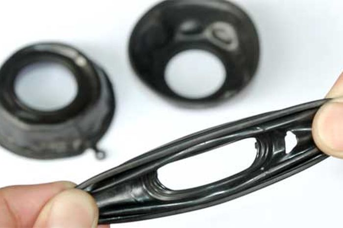 Karet vakum karburator yang robek