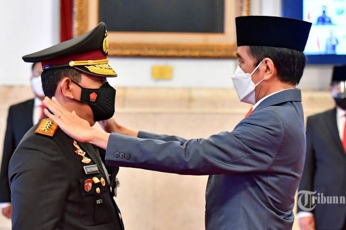 Kapolri Jenderal Listyo Sigit Prabowo saat dilantik oleh Presiden Joko Widodo.